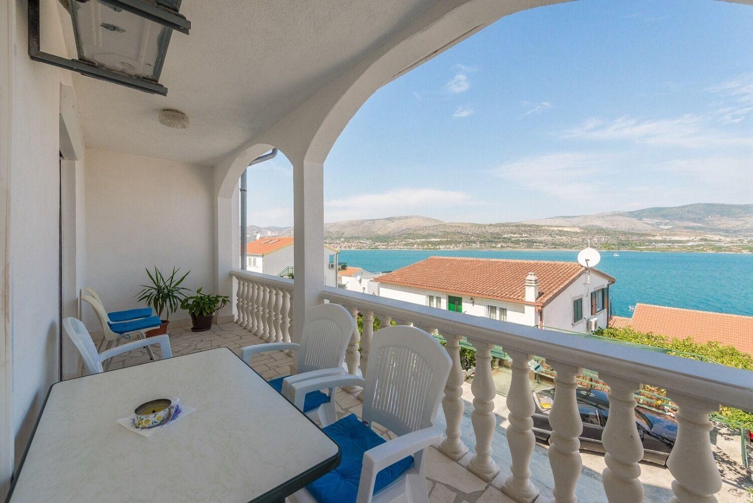 Apartment Bubi Trogir Bagian luar foto
