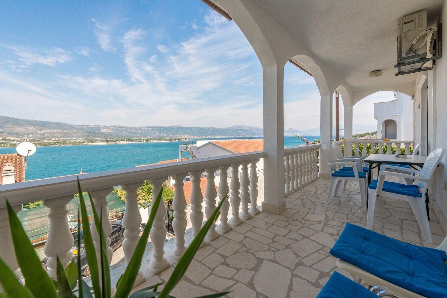 Apartment Bubi Trogir Bagian luar foto