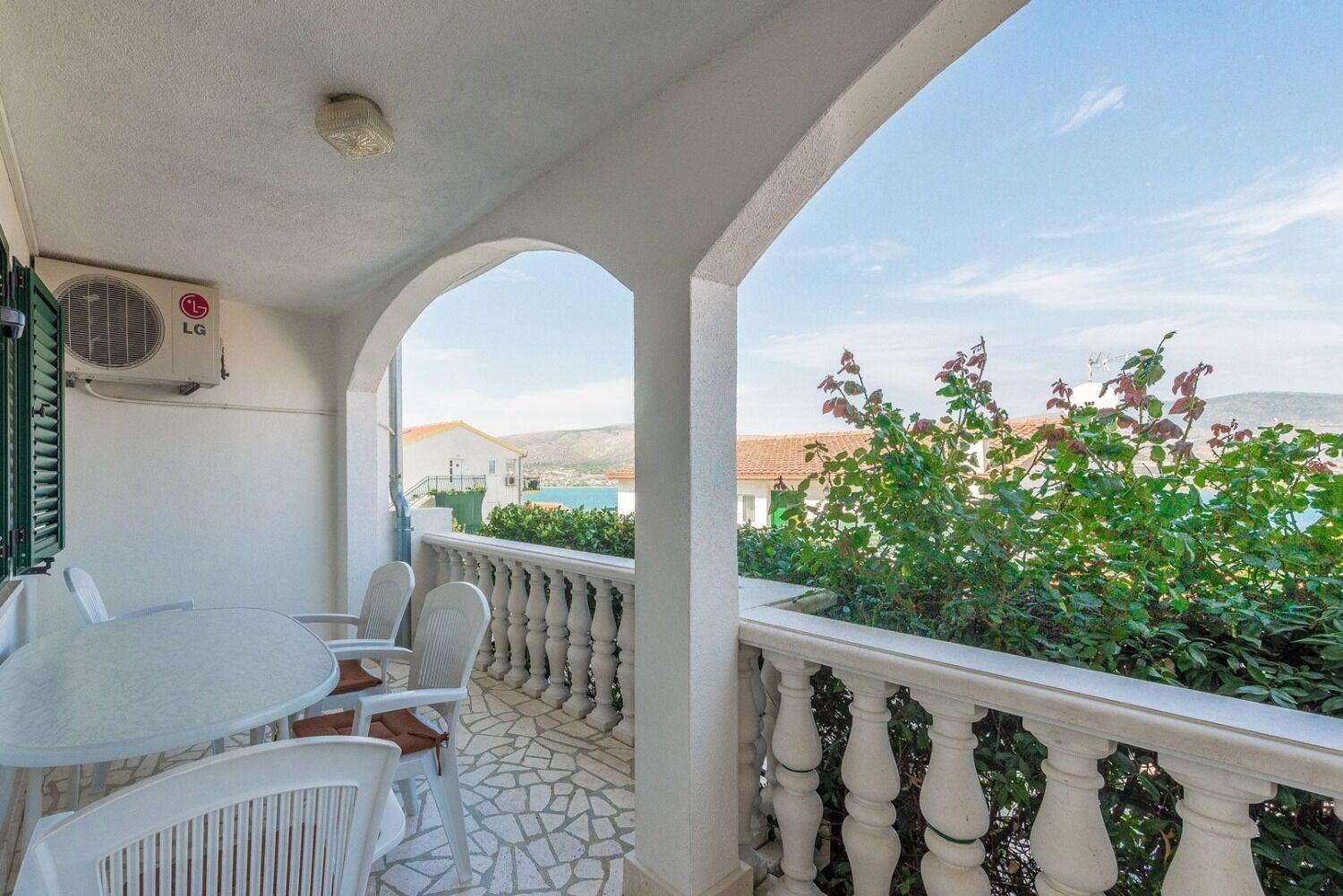 Apartment Bubi Trogir Bagian luar foto