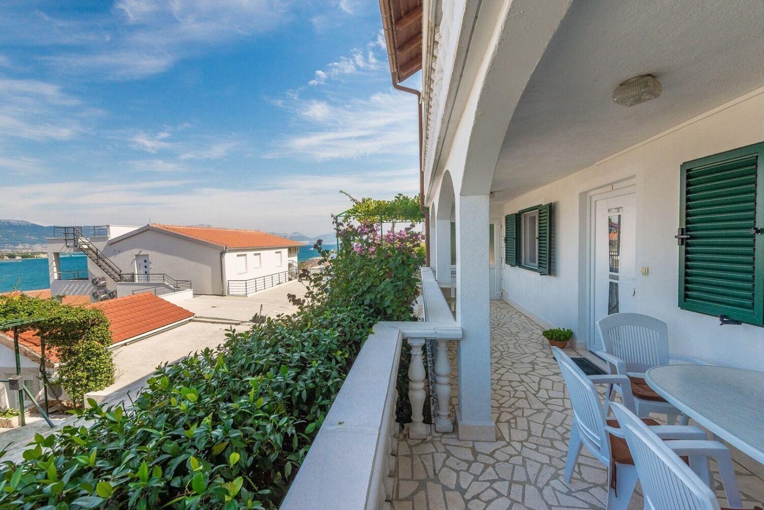 Apartment Bubi Trogir Bagian luar foto